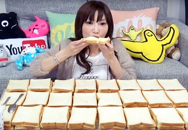 JAPAN WOMAN DOWNS 100 SLICES OF BREAD IN UNDER 6 MINUTES LIKE A CHAMP