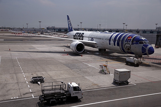 Japan’s All Nippon Painted Epic R2-D2 Painted Plane Flew The Cast Of The Force Awakens For The Movie Premiere In London.