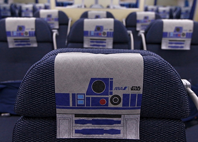 Japan’s All Nippon Painted Epic R2-D2 Painted Plane Flew The Cast Of The Force Awakens For The Movie Premiere In London.