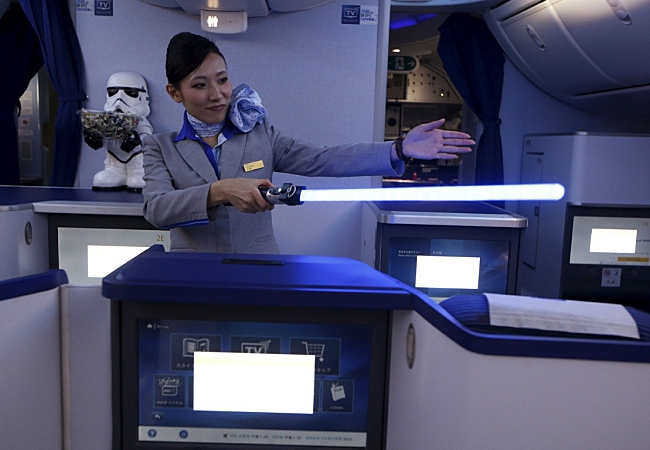 Japan’s All Nippon Painted Epic R2-D2 Painted Plane Flew The Cast Of The Force Awakens For The Movie Premiere In London.