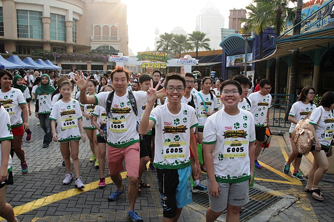 Teams excitedly making their way into Sunway Lagoon Theme Park.