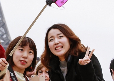 DISNEY WORLD BANS THE USAGE OF SELFIE STICKS ON RIDES