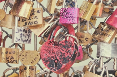 PARIS ENDS RELATIONSHIP WITH ‘LOVE LOCKS’