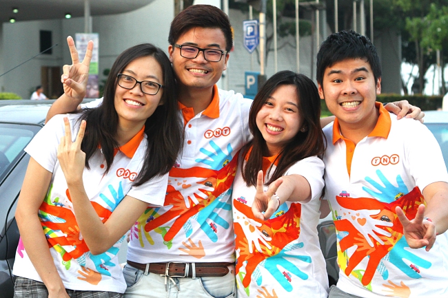 Hundreds paint the town orange at TNT Malaysia’s Charity Hunt 2015