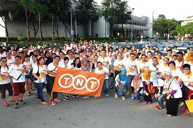 Hundreds paint the town orange at TNT Malaysia’s Charity Hunt 2015