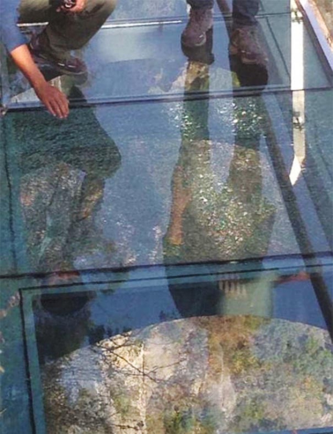 3,500-Ft-High Glass Walkway Cracks Under Visitors’ Feet!