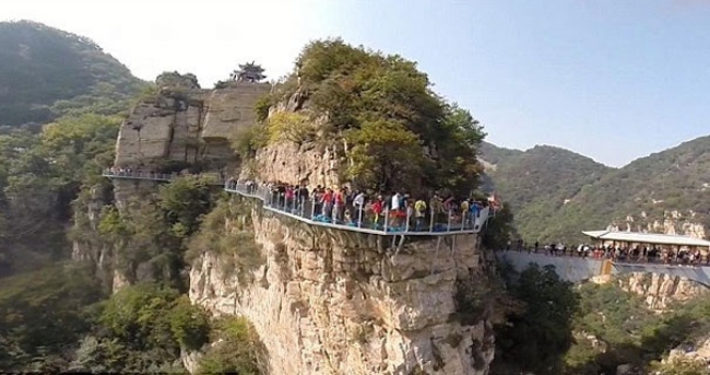 3,500-Ft-High Glass Walkway Cracks Under Visitors’ Feet!