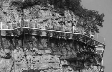 3,500-FT-HIGH GLASS WALKWAY CRACKS UNDER VISITORS’ FEET!