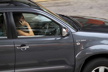 IT’S NOW ILLEGAL TO USE YOUR PHONE IN TRAFFIC JAMS TOO