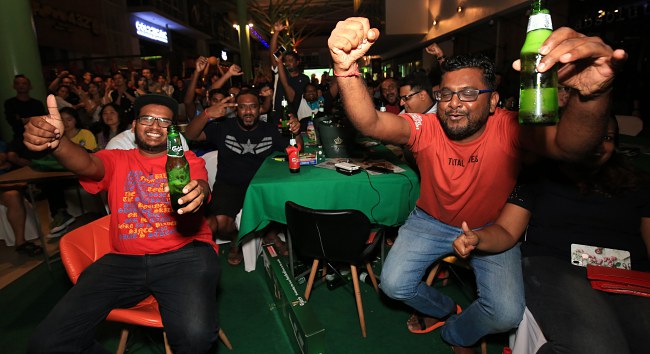 Football Fans Cheered Their Way To Finale At Probably The Best Football Parties!