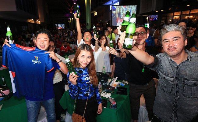 Football Fans Cheered Their Way To Finale At Probably The Best Football Parties!