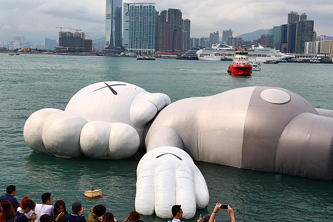 Third stop of “KAWS: HOLIDAY” – Hong Kong 