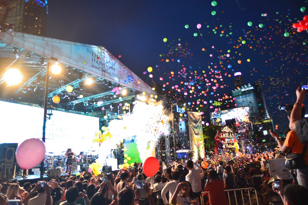 THAILAND RELEASED THOUSANDS OF SMILEY-FACE BALLOONS INTO THE SKY!