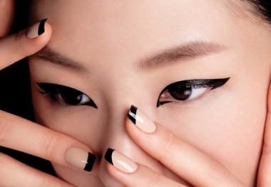 AN EYELINER PEN WITH A FELT TIP TAILORED FOR ASIAN EYES