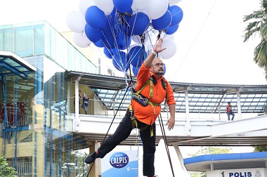 GUESS THE NUMBER OF HELIUM BALLOONS NEEDED TO MAKE THEM FLY!