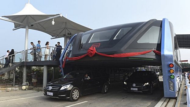 China Actually Built The Futuristic Elevated Bus!