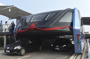 CHINA ACTUALLY BUILT THE FUTURISTIC ELEVATED BUS!