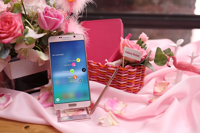 With the limited edition Galaxy Note5 Pink Gold