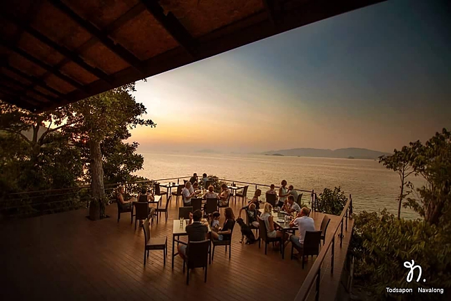 The Cliff Resort Lipe dining area