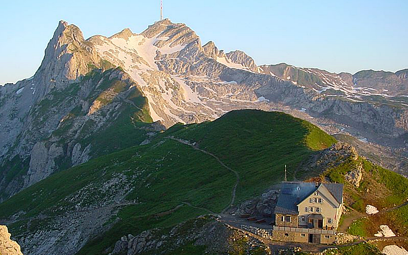 5 BEST HIKING HOTELS LOCATED ON THE MOST SPECTACULAR HIKING ROUTES IN SWITZERLAND!